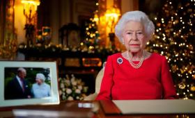 英国女王最“个人化”圣诞演讲感动世界：怀念菲利普亲王，期待美好未来